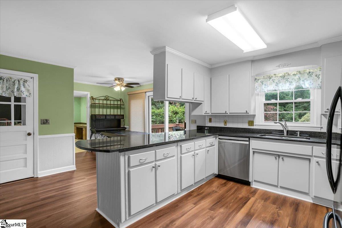 Property image 5 of 301 E Kenilworth Drive in Kingsgate, Greenville, SC 29615