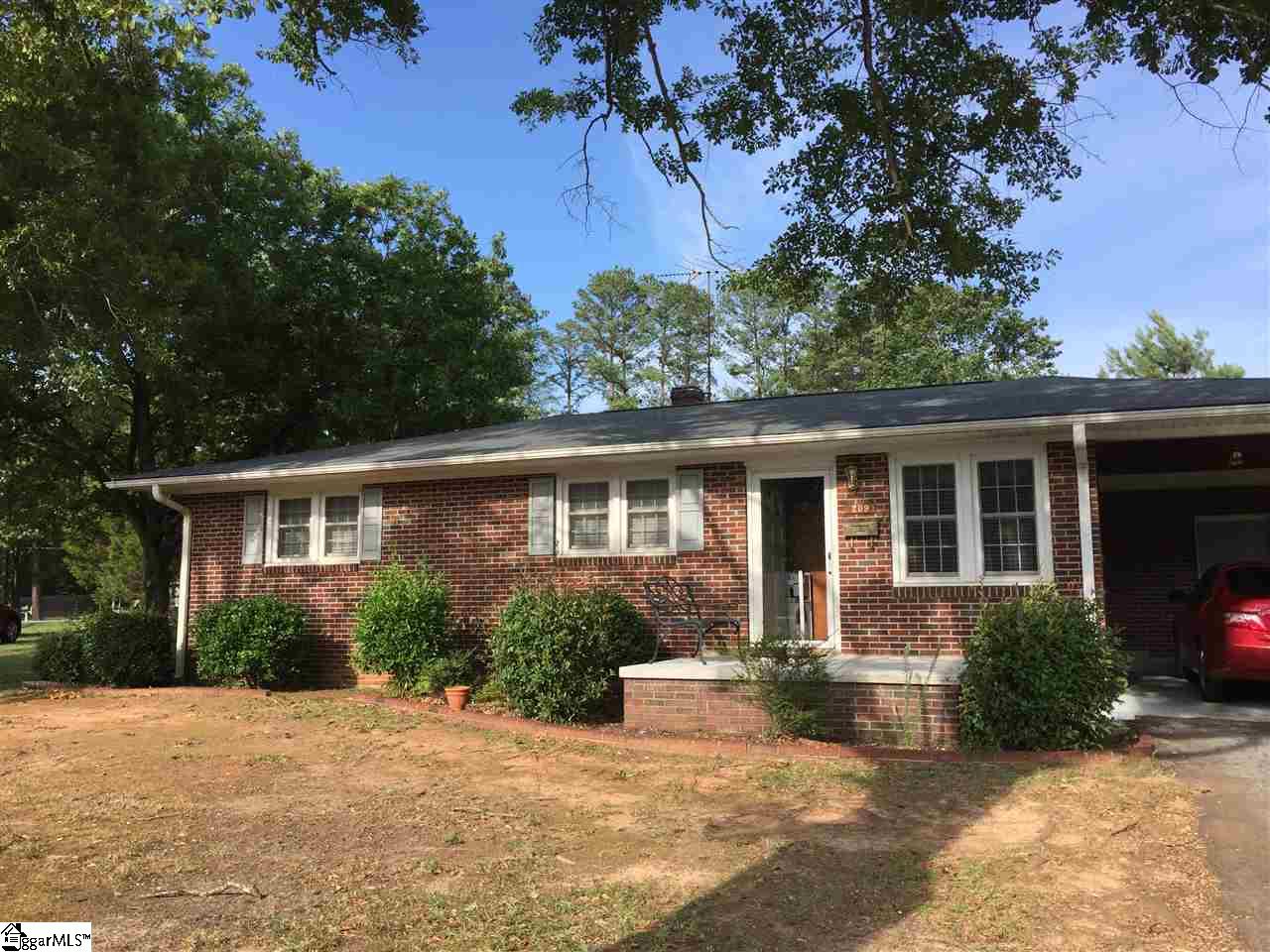 Property image 2 of 209 Crescent Drive in Grayview Estate, Laurens, SC 29360