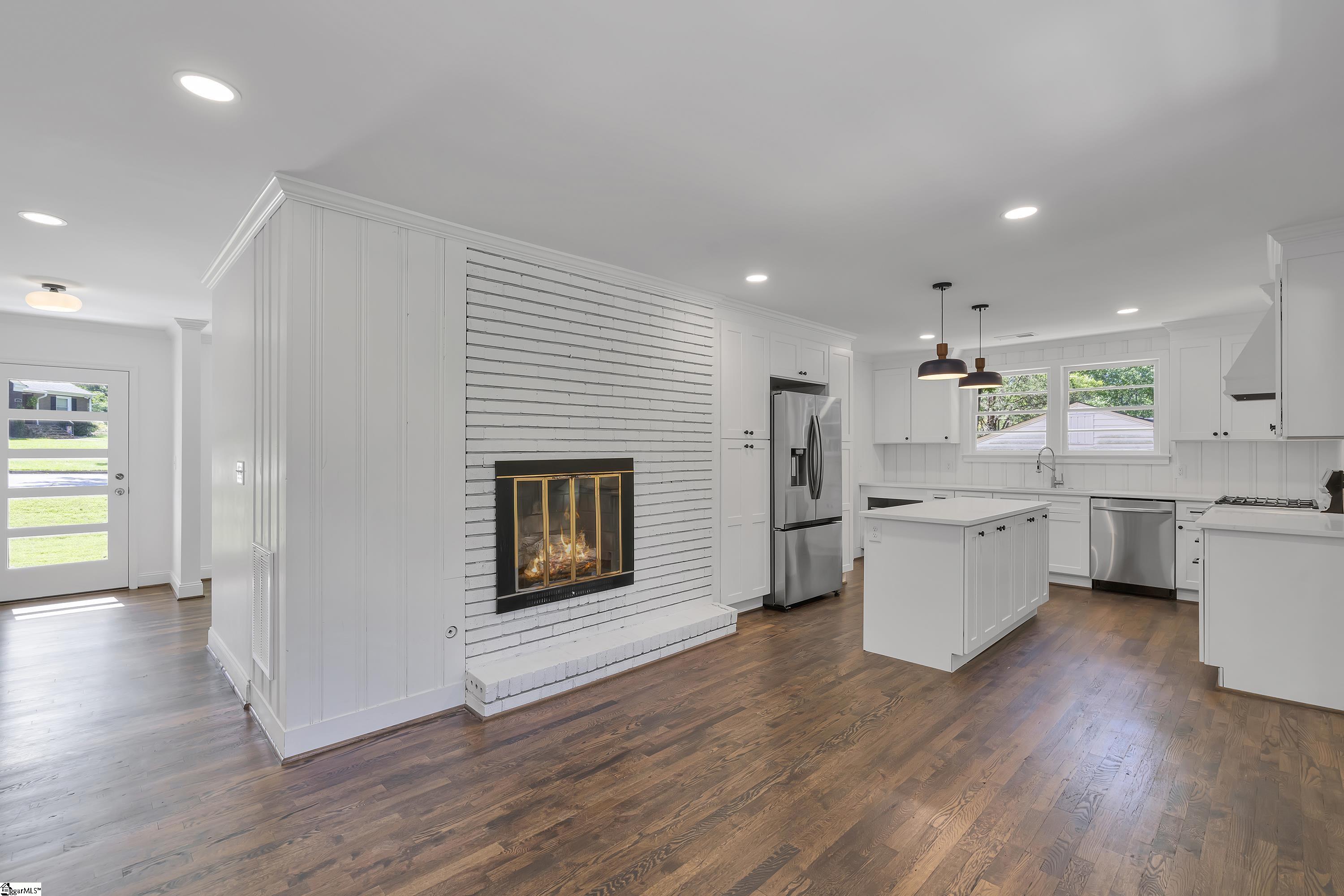 Property image 3 of 214 Holmes Drive in Dellwood, Greenville, SC 29609