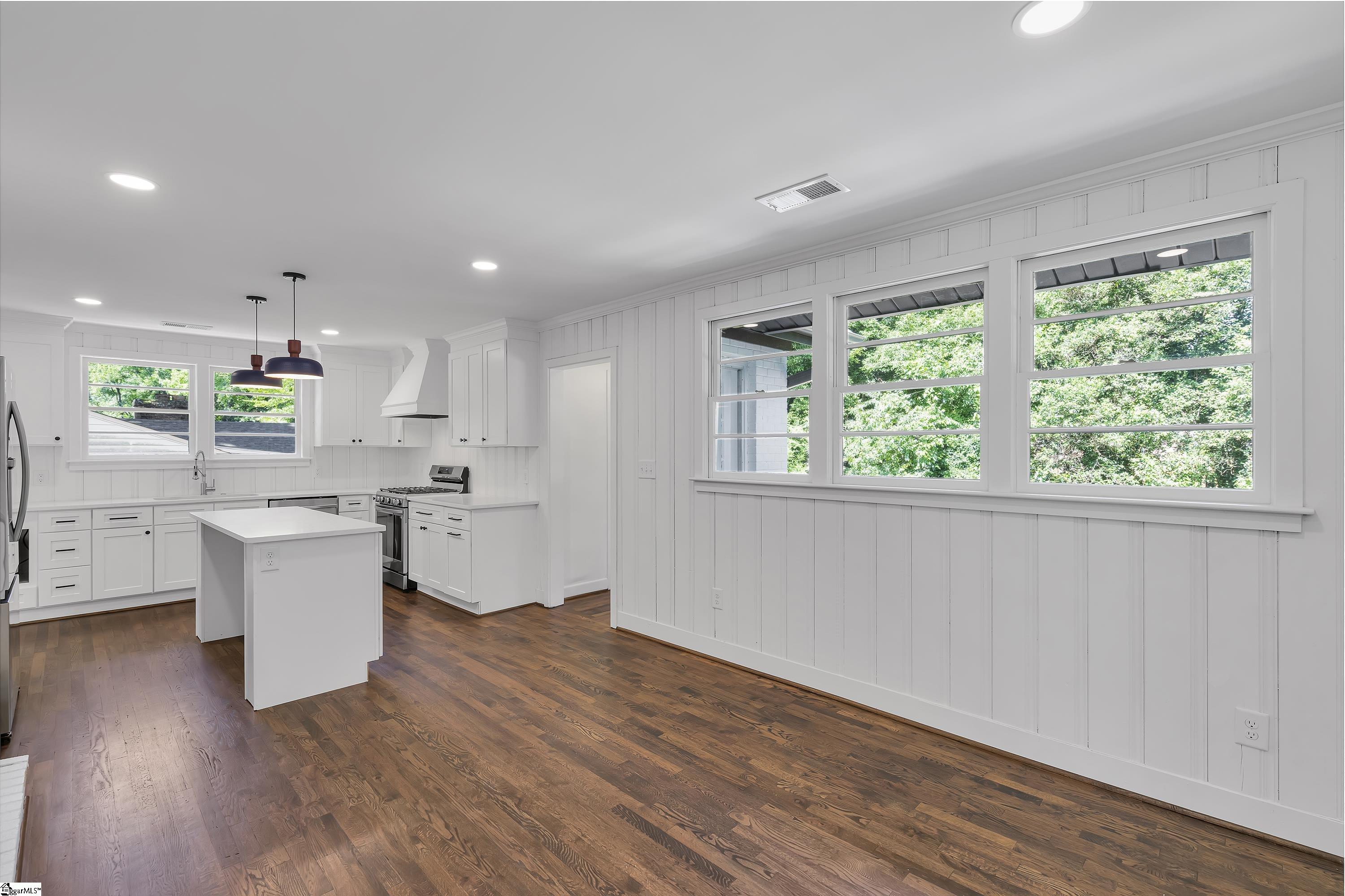 Property image 4 of 214 Holmes Drive in Dellwood, Greenville, SC 29609
