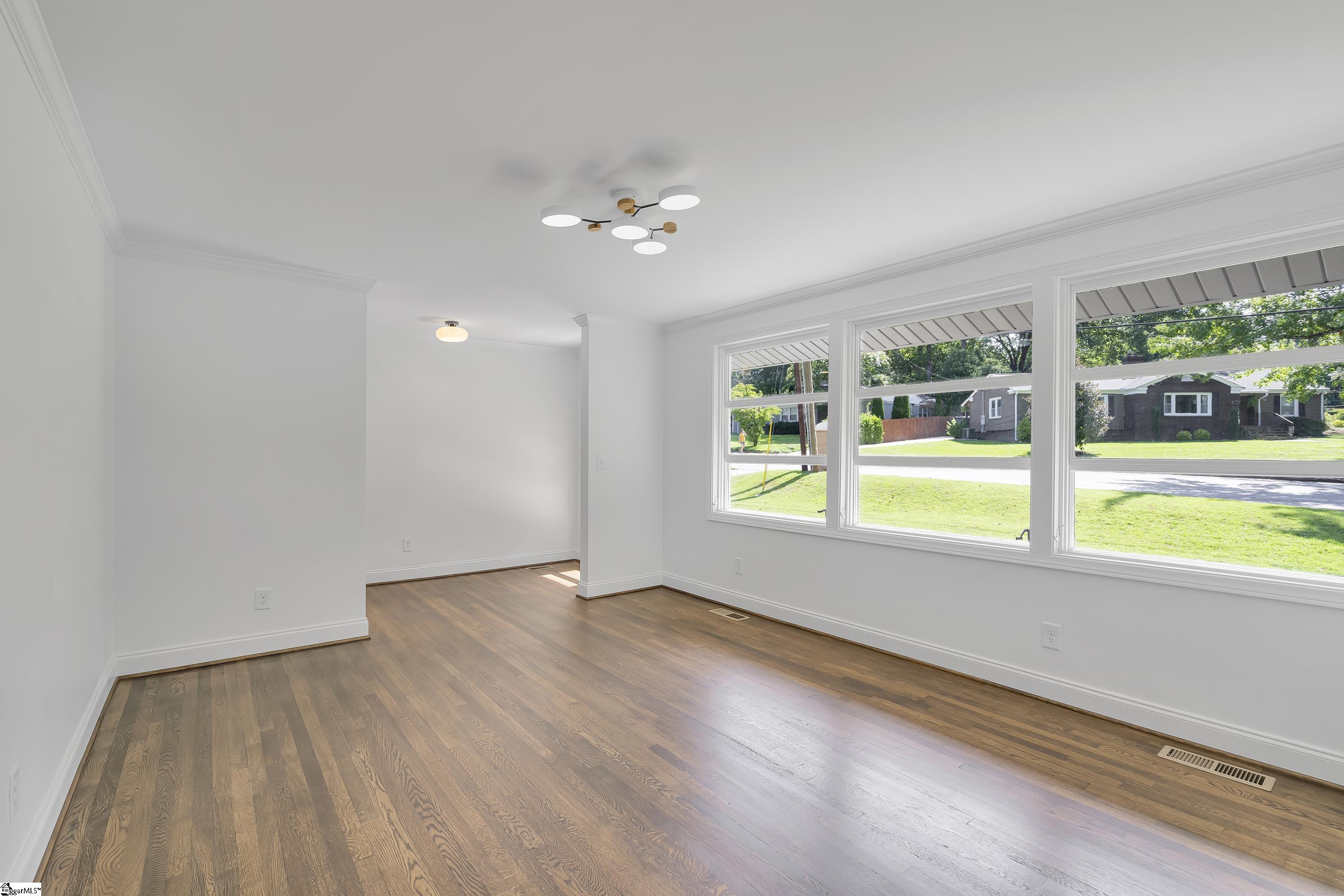 Property image 5 of 214 Holmes Drive in Dellwood, Greenville, SC 29609