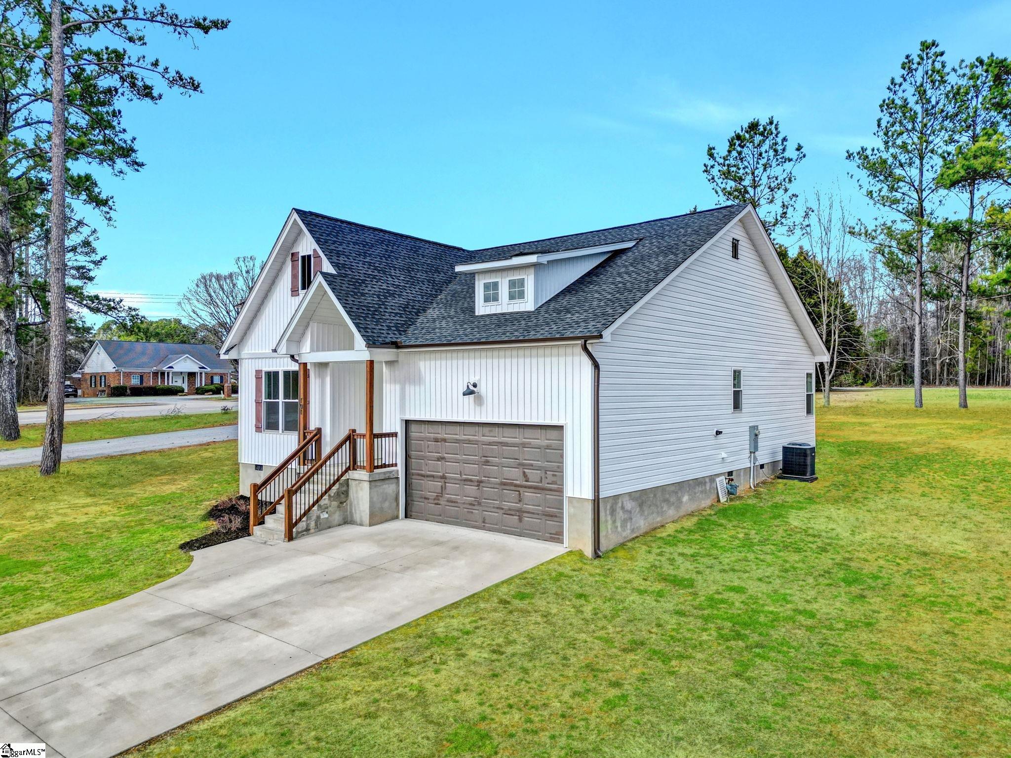 Property image 2 of 101 Stratford Place in Southwood, Clinton, SC 29325