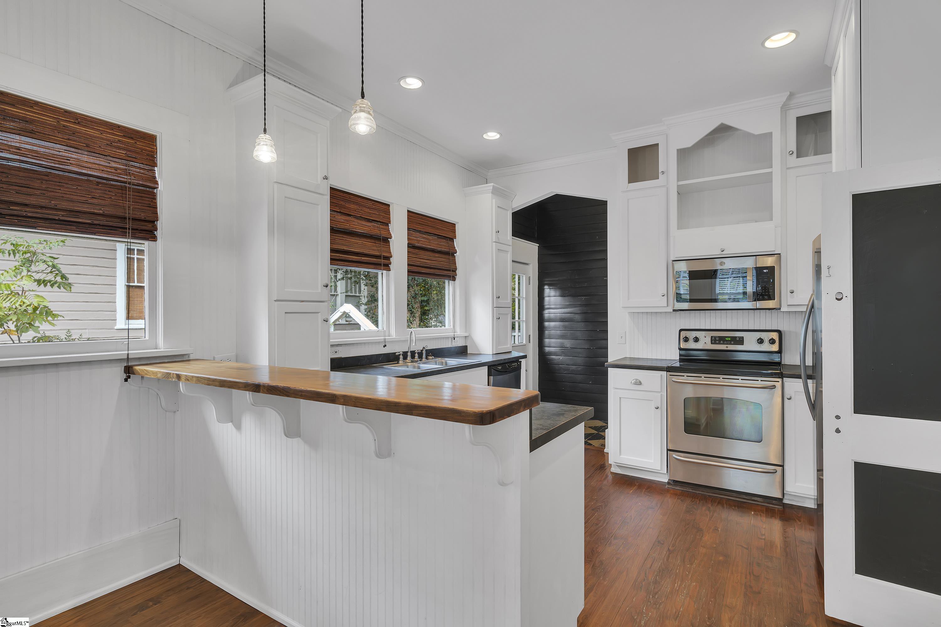 Property image 2 of 569 S Irwin Avenue in Hampton Heights, Spartanburg, SC 29306