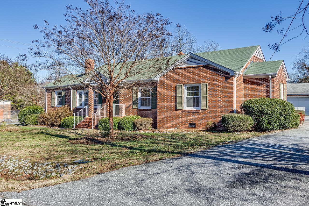 Property image 3 of 601 Hickory Street in College View, Clinton, SC 29325