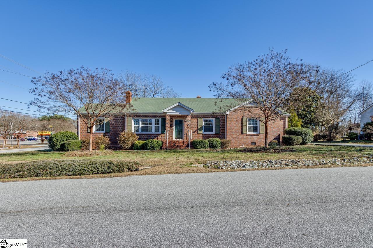 Property image 4 of 601 Hickory Street in College View, Clinton, SC 29325