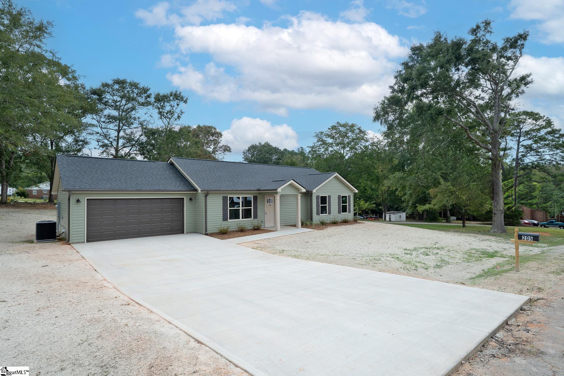Property image 2 of 205 Southside Drive in Grayview Estate, Laurens, SC 29360