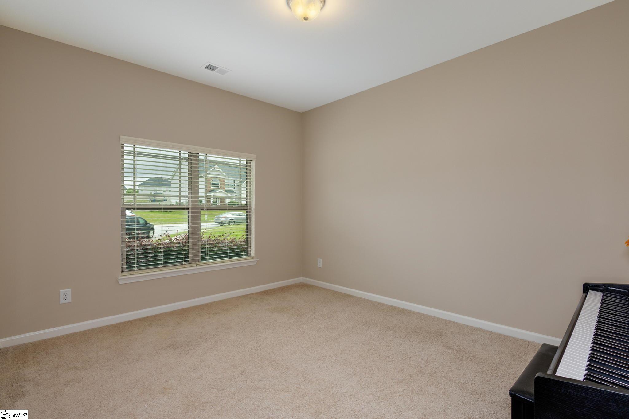 Property image 5 of 529 W Holloway Drive in Reidville Crossing, Woodruff, SC 29388