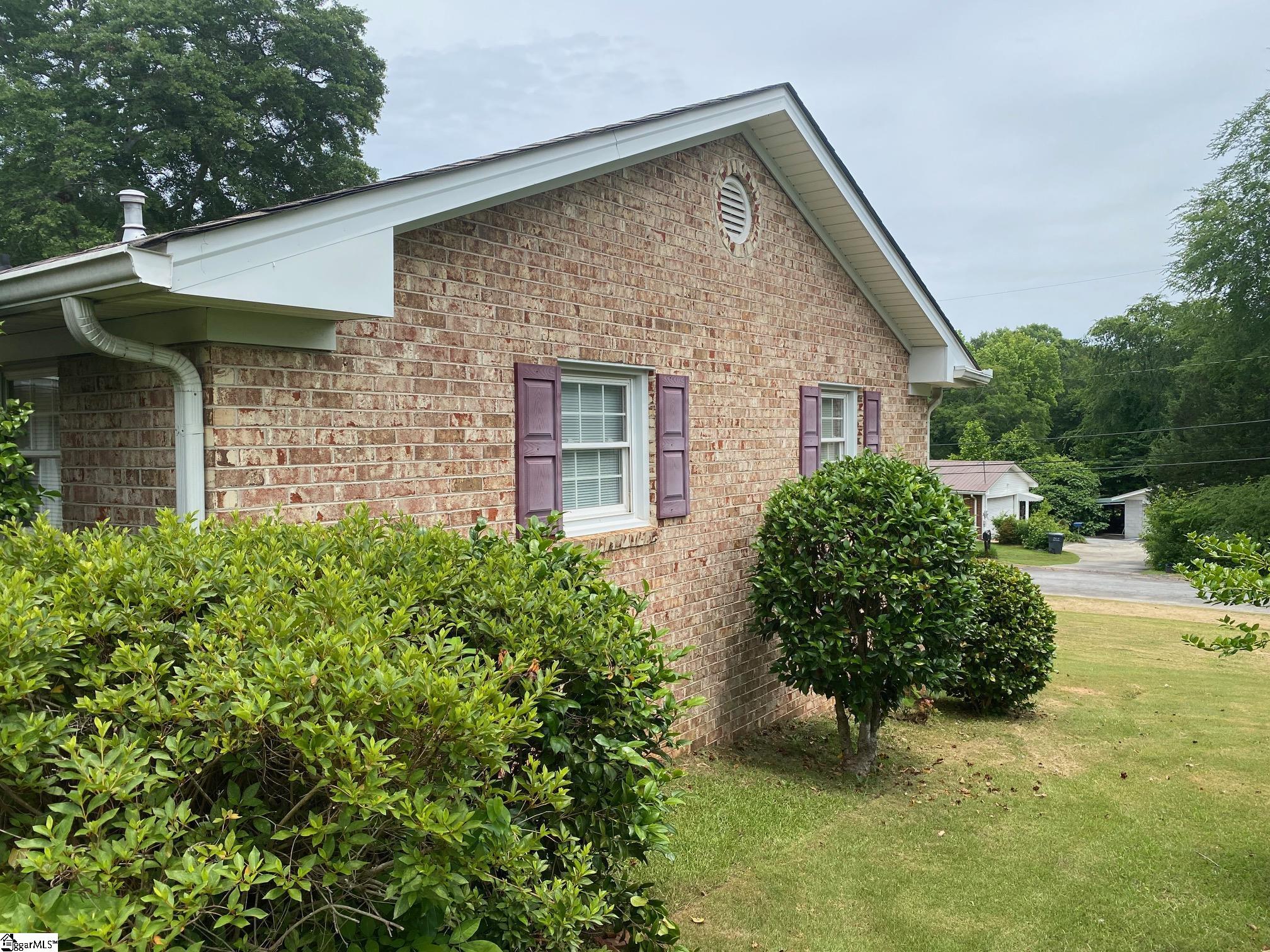 Property image 3 of 110 Pine Road in Grayview Estate, Laurens, SC 29360