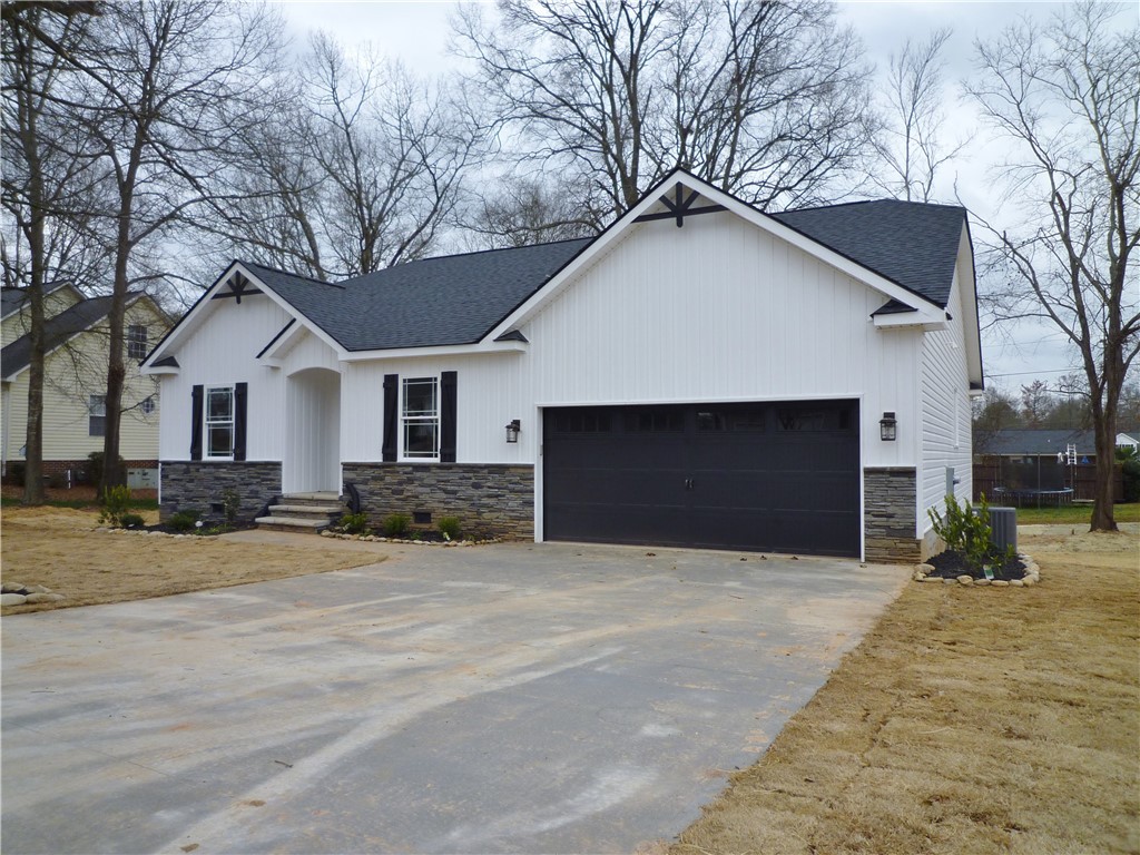 Property image 2 of 179 Amberwood Drive in Amberwood, Anderson, SC 29621