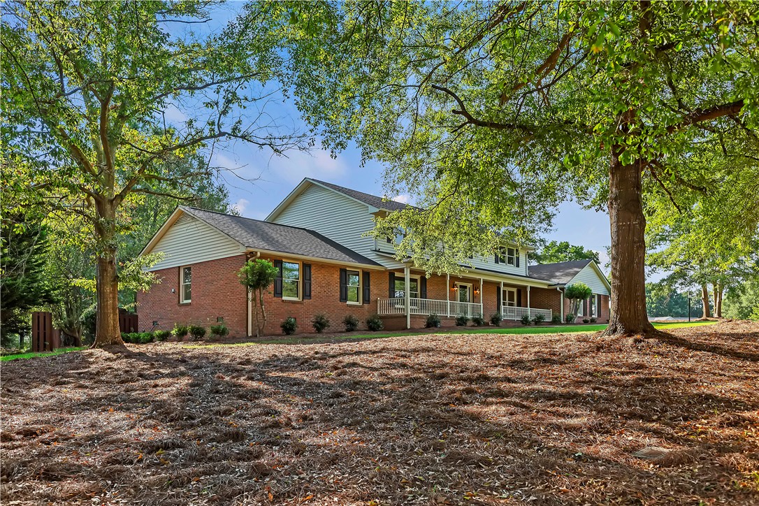 Property image 3 of 102 Roxbury Court in Regency Park, Anderson, SC 29625