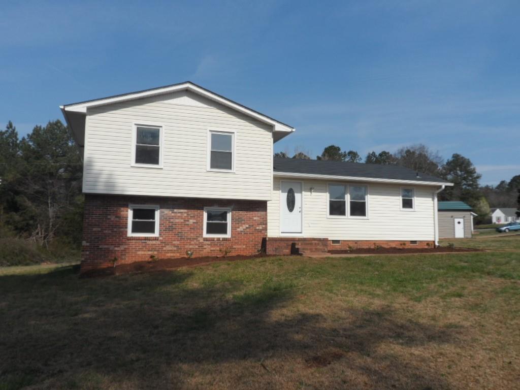 Property image 3 of 304 Forest Creek Drive in Bent Tree, Seneca, SC 29678